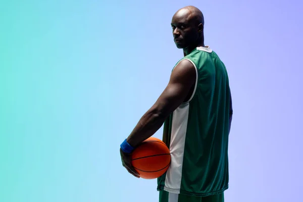 Gambar Pemain Basket Afrika Amerika Dengan Latar Belakang Hijau Sampai — Stok Foto