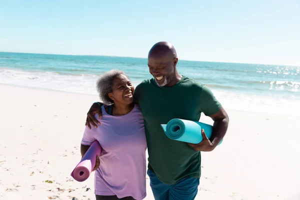 快乐的非洲裔美国老年夫妇 带着运动垫在海上行走 天空晴朗 复制空间 微笑和积极的生活方式 — 图库照片