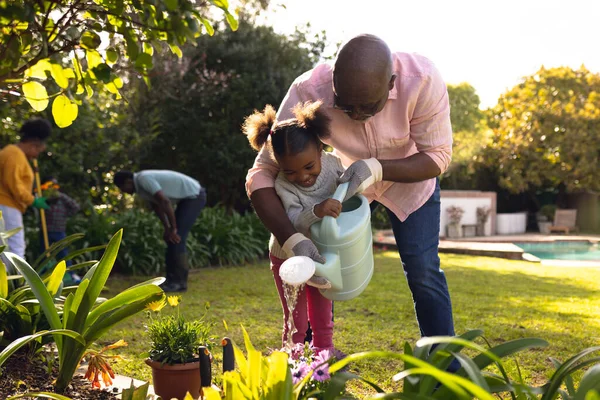 Gelukkige Senior Afrikaans Amerikaanse Man Zijn Kleindochter Besproeien Planten Zonnige — Stockfoto