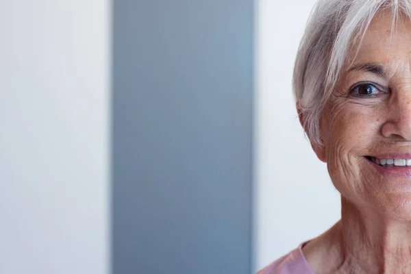 Hälften Ansikte Porträtt Leende Seniorkaukasisk Kvinnlig Patient Sjukhus Med Kopieringsutrymme — Stockfoto