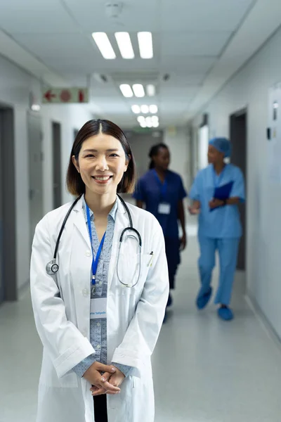 Retrato Vertical Sorrir Asiático Médico Feminino Corredor Hospital Espaço Cópia — Fotografia de Stock