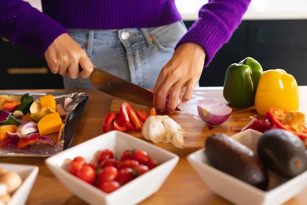 站在厨房切蔬菜的女人中间 家庭生活 食物和健康饮食 独自呆在家里 — 图库照片