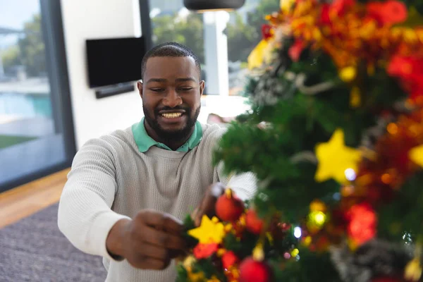 Boldog Afro Amerikai Férfi Díszíti Karácsonyfa Nappaliban Együtt Tölteni Minőségi — Stock Fotó