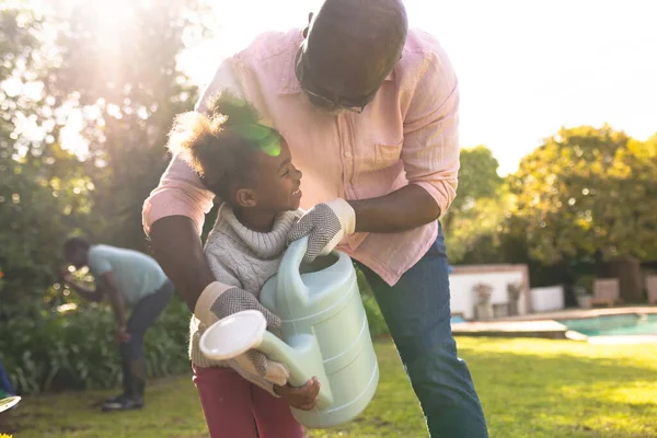 Afroamerikanische Vater Und Tochter Verbringen Zeit Miteinander Garten Familienzeit Garten — Stockfoto