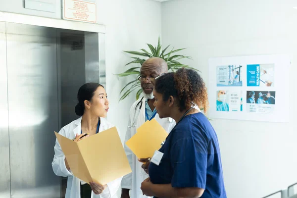 Diverse Groep Mannelijke Vrouwelijke Artsen Die Dossiers Behandeling Hebben Ziekenhuisgang — Stockfoto