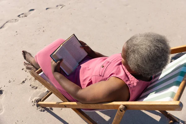 Άποψη Υψηλής Γωνίας Της Αφροαμερικανής Ηλικιωμένης Γυναίκας Γκρι Βιβλίο Ανάγνωσης — Φωτογραφία Αρχείου