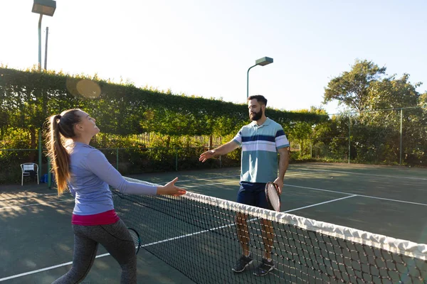 Heureux Couple Caucasien Jouant Tennis Serrant Main Sur Filet Sur — Photo