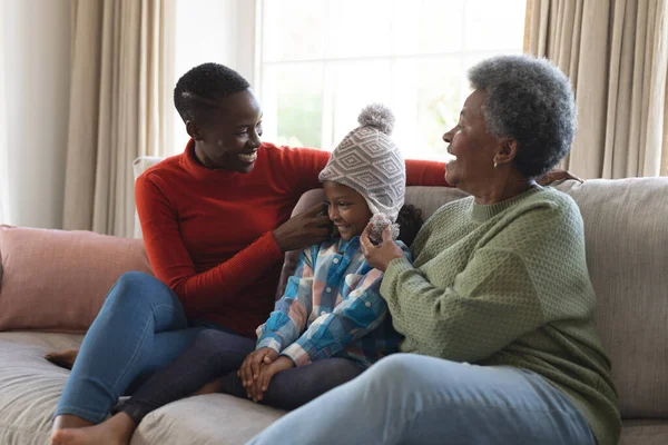 幸せなアフリカ系アメリカ人の3世代の女性がソファに座って楽しんでいるイメージ 家族と一緒に質の高い時間を過ごすコンセプト — ストック写真