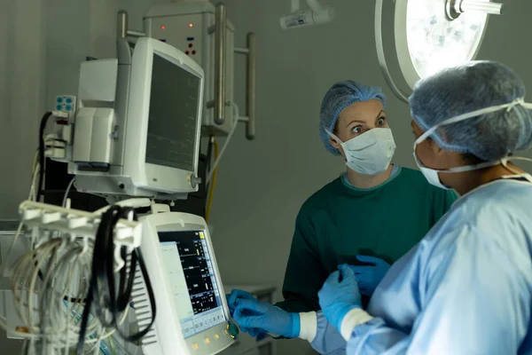 Різні Жіночі Хірурги Обговоренні Використовуючи Медичне Обладнання Операційному Театрі Лікарня — стокове фото