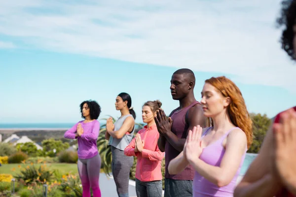 Felices Amigos Diversos Practicando Yoga Meditando Jardín Salud Celebración Amistad — Foto de Stock