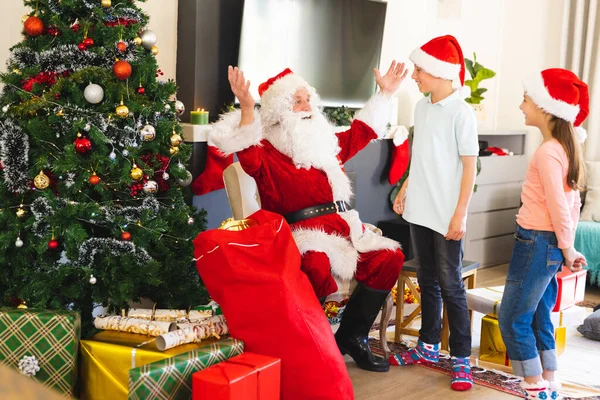 Bambini Caucasici Con Babbo Natale Che Gli Fanno Regali Natale — Foto Stock