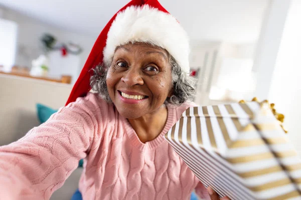 Gelukkige Oudere Afrikaans Amerikaanse Vrouwen Met Een Kerstmuts Een Cadeautje — Stockfoto