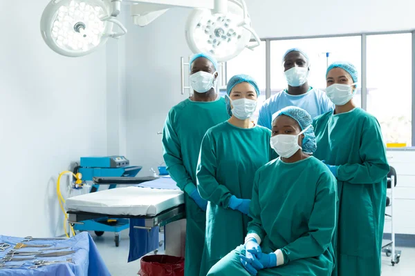 手術室 コピースペースでマスクに笑みを浮かべて外科医の多様なグループの肖像画 医療サービス — ストック写真