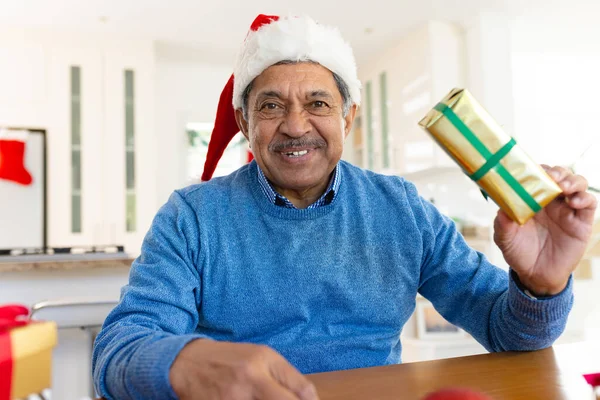 Ευτυχισμένος Πρεσβύτερος Σημαιοφόρος Καπέλο Σάντα Που Κρατάει Χριστουγεννιάτικο Δώρο Κάνει — Φωτογραφία Αρχείου