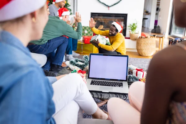 친구들 집에서 크리스마스를 축하하고 노트북을 사용하며 화면에 복사하는 크리스마스 포용성 — 스톡 사진