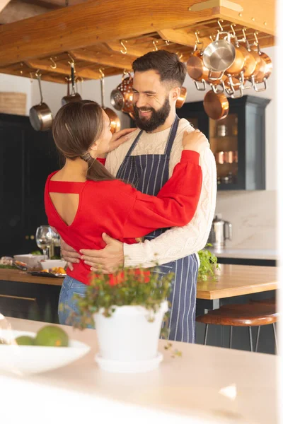 Glückliches Kaukasisches Paar Das Der Küche Lächelt Und Sich Umarmt — Stockfoto