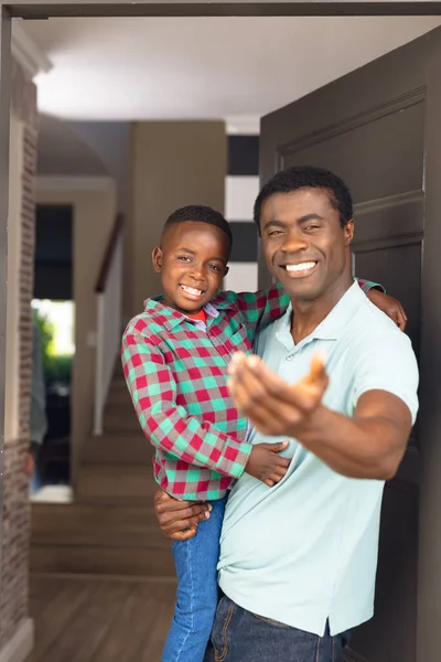 Imagen Vertical Feliz Hijo Afroamericano Padre Dando Bienvenida Alguien Fuera — Foto de Stock