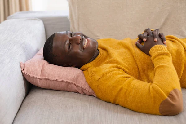 Afro Américain Maison Couché Sur Canapé Souriant Les Yeux Fermés — Photo