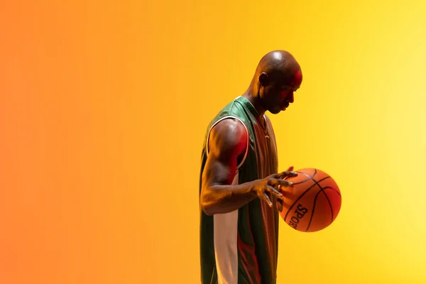 Bild Eines Afrikanisch Amerikanischen Basketballspielers Mit Basketball Und Kopierraum Auf — Stockfoto
