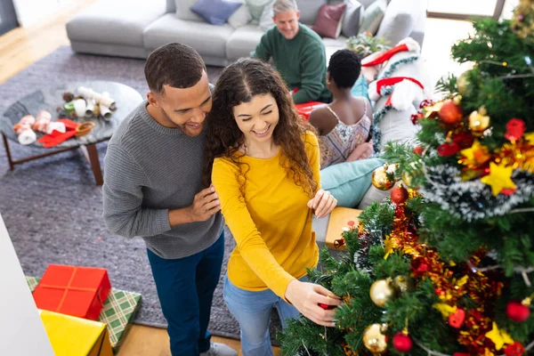 自宅でクリスマスツリーを飾る幸せな多様な友人 クリスマス お祝い 包容力とライフスタイルの概念 — ストック写真