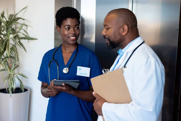 Feliz Afroamericano Médico Femenino Masculino Mirando Tableta Por Ascensor Hospital —  Fotos de Stock