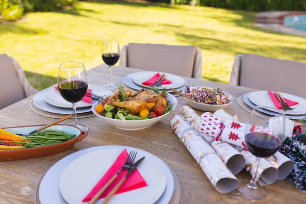 Ξύλινο Τραπέζι Για Φαγητό Στον Ηλιόλουστο Κήπο Περνάμε Χρόνο Μαζί — Φωτογραφία Αρχείου