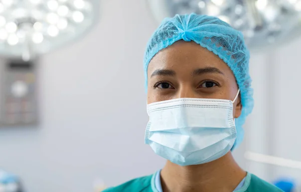 Προσωπογραφία Της Γυναίκας Χειρουργού Χειρουργική Μάσκα Καπέλο Και Φόρεμα Στο — Φωτογραφία Αρχείου