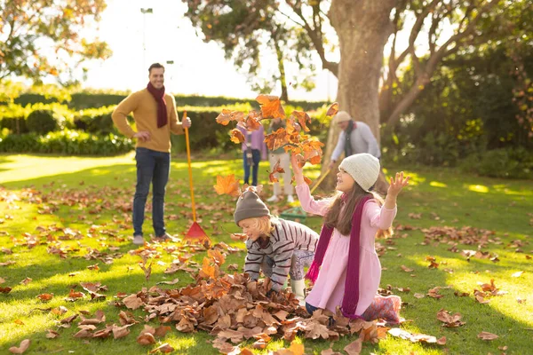秋の庭で葉と楽しむ幸せな多世代の白人家族のイメージ 家族と一緒に質の高い時間を過ごすコンセプト — ストック写真