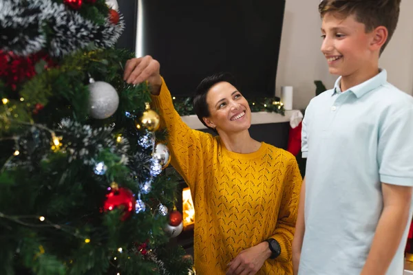 白种人的母亲和儿子在一起装饰圣诞树 圣诞节 家庭时间和庆祝概念 — 图库照片