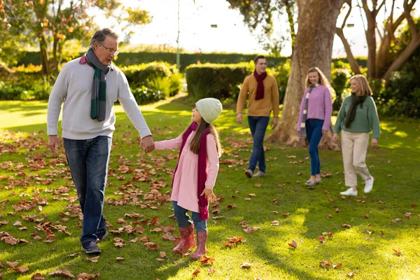 秋の庭で幸せな多世代の白人家族のイメージ 家族と一緒に質の高い時間を過ごすコンセプト — ストック写真