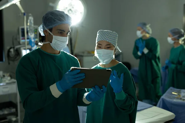 수술중에 수술실에서 태블릿을 사용하여 외과의사를 대상으로 서비스 — 스톡 사진