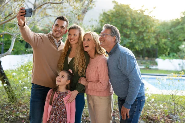 Yemekten Sonra Verandada Selfie Çeken Mutlu Bir Beyaz Aile Görüntüsü — Stok fotoğraf