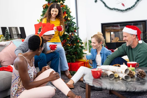 Képek Boldog Változatos Barátokról Akik Otthon Ünneplik Karácsonyt Nevetnek Forró — Stock Fotó