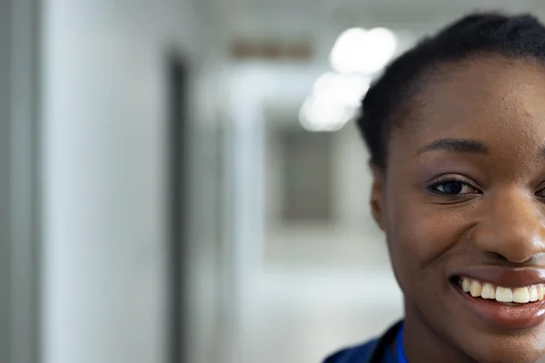 Hälften Ansikte Porträtt Leende Afrikansk Amerikansk Kvinnlig Läkare Sjukhuskorridoren Kopiera — Stockfoto