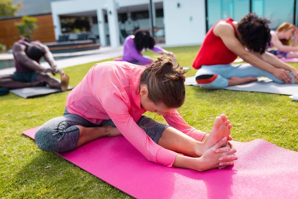 Yoga Yapan Bahçede Esneme Hareketleri Yapan Mutlu Arkadaşlar Sağlık Kutlama — Stok fotoğraf