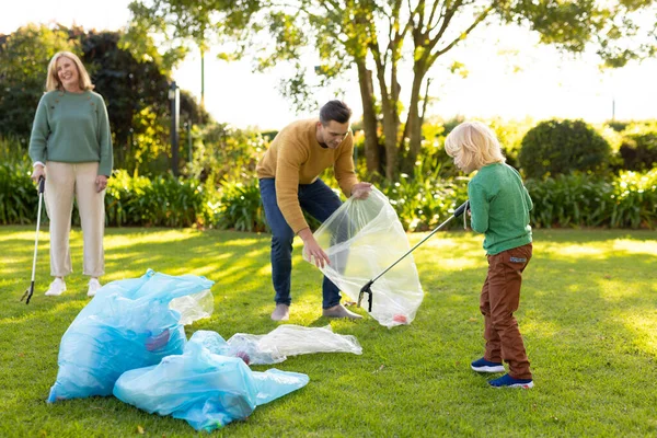 庭で廃棄物を集める幸せな多世代の白人家族のイメージ 家族と一緒に質の高い時間を過ごすコンセプト — ストック写真