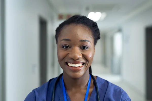 Hastane Koridorunda Gülümseyen Afrikalı Amerikalı Kadın Doktorun Portresi Hastane Sağlık — Stok fotoğraf