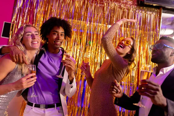 2人の幸せな 多様なカップルがナイトクラブでシャンパンを踊って飲んでいます 楽しさ 飲み物 包括性とパーティーのコンセプト — ストック写真