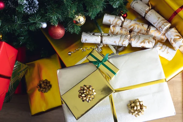 Много Различных Красочных Рождественских Подарков Лентами Елкой Рождество Традиции Концепция — стоковое фото