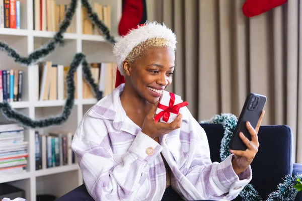 Glad Afrikansk Kvinna Jultomtehatt Använder Smartphone För Videosamtal Tillbringa Kvalitetstid — Stockfoto
