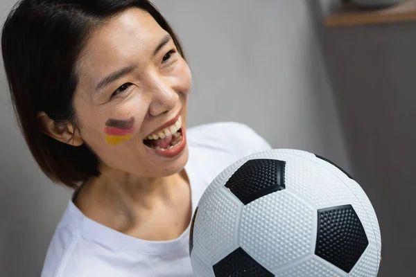 Yanağında Futbol Alman Bayrağı Olan Mutlu Asyalı Kadın Yurtseverlik Spor — Stok fotoğraf