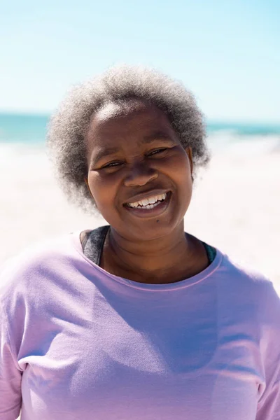 Retrato Cerca Una Anciana Afroamericana Sonriente Con Pelo Gris Corto — Foto de Stock