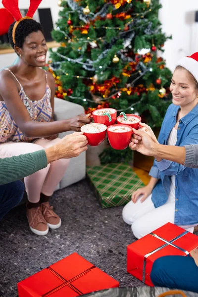 Pionowy Obraz Szczęśliwych Różnorodnych Przyjaciół Świętujących Boże Narodzenie Wznoszących Toast — Zdjęcie stockowe