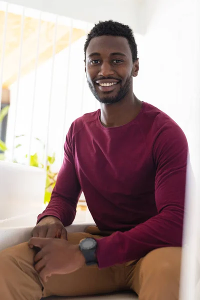 一个快乐的非洲裔美国人的画像 看着相机 面带微笑 独自在家度过高质量的时光 — 图库照片