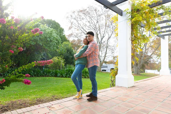 Feliz Pareja Birracial Abrazando Sonriendo Terraza Jardín Inclusividad Vida Doméstica — Foto de Stock