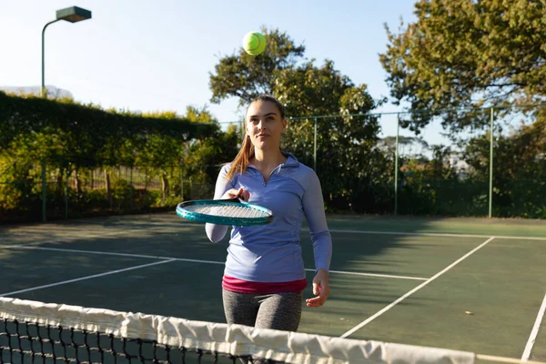 Caucasian Woman Playing Tennis Bouncing Ball Racket Outdoor Tennis Court — Stock Photo, Image