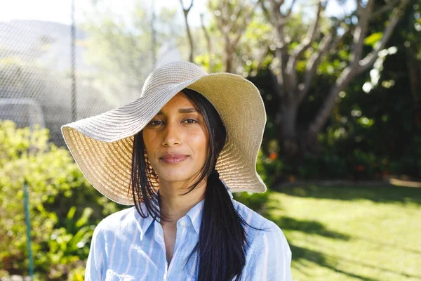 Güneşli Bahçede Durup Gülümseyen Mutlu Melez Kadın Portresi Mutluluk Sağlık — Stok fotoğraf