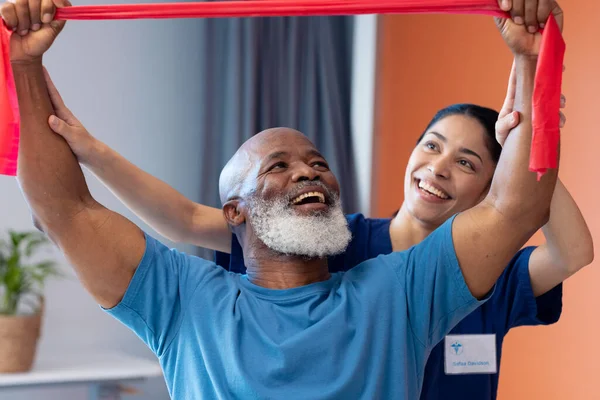 Усміхнений Різноманітний Фізіотерапевт Старший Пацієнт Чоловічої Статі Займається Групою Лікарня — стокове фото