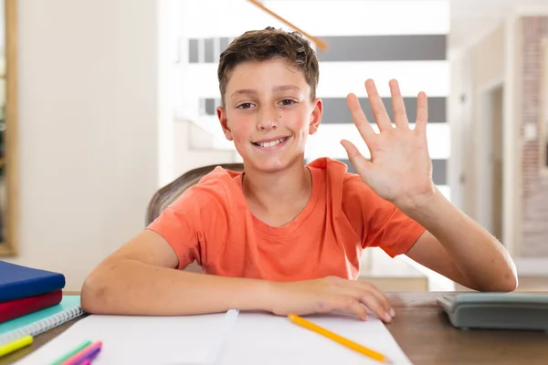 Joyeux Garçon Caucasien Apprenant Prenant Des Notes Dans Salon Enseignements — Photo