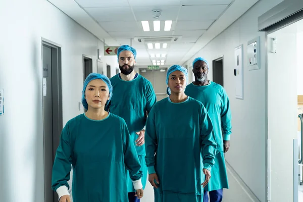 Diverso Grupo Cuatro Cirujanos Con Gorras Batas Quirúrgicas Caminando Por —  Fotos de Stock